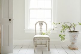 Benjamin Moore's Simply White OC-117 in a room