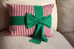 Christmas time designing some ideas: Candy Stripe Pillow with Green Bow