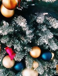 xmas Tree designing Ideas: Peacock Feather Garland with Gold Ornaments,  Red Bows