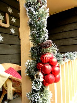 front-porch Christmas designing Tips: Garland with Ornaments
